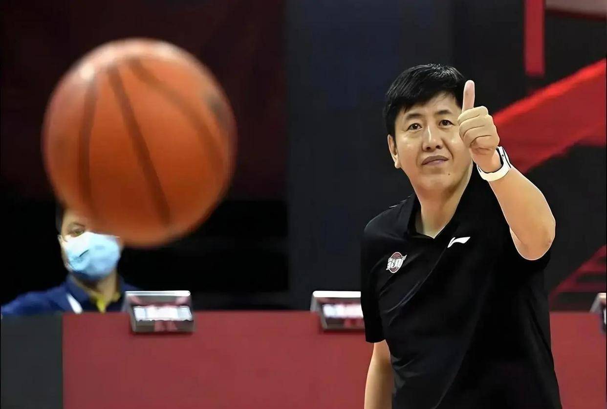 今夜突围战来临；浙江队围绕CBA季后赛官宣签约；悬念犹存；更衣室氛围转暖的简单介绍