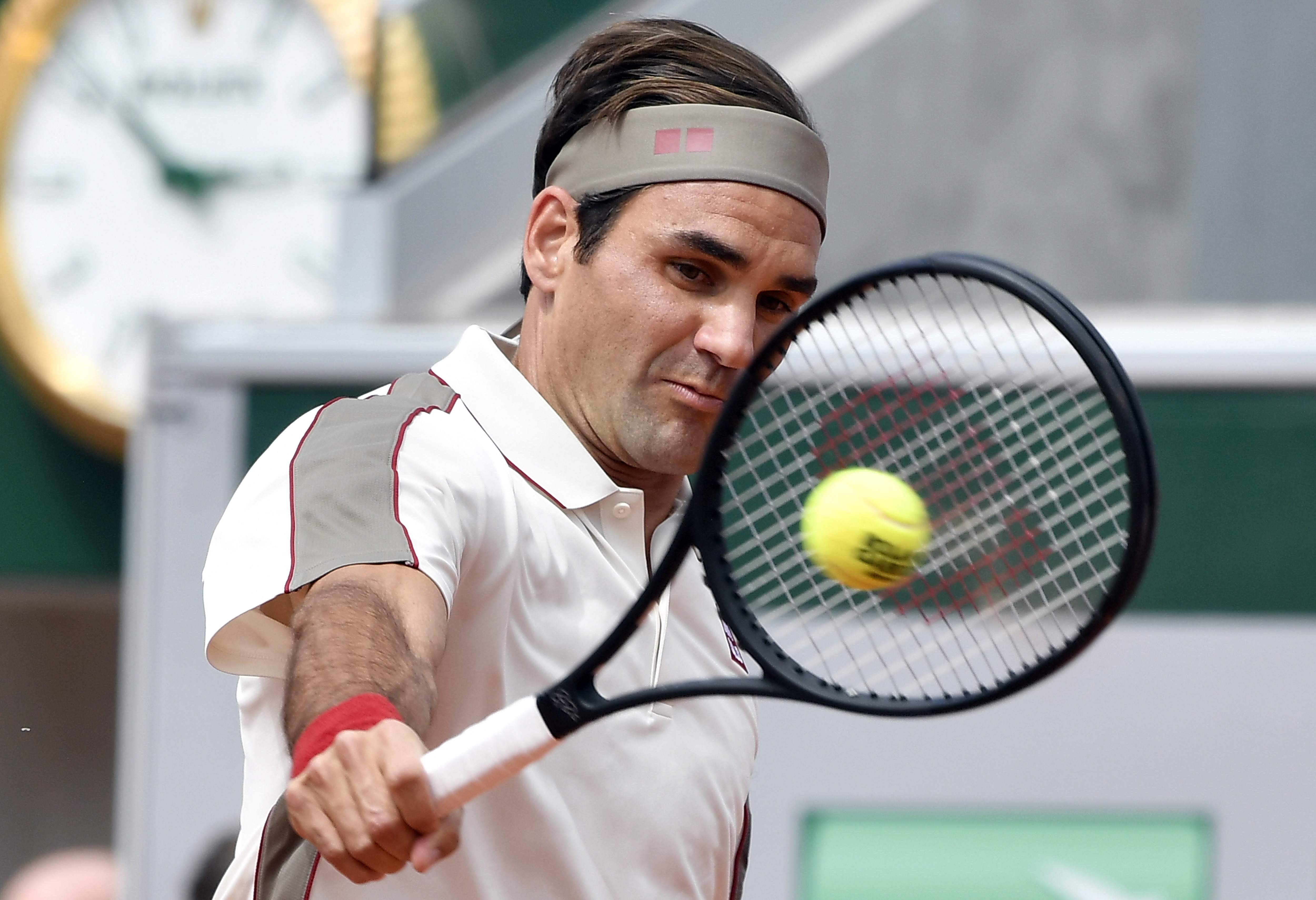 重磅！浓眉哥在热火比赛中出色防守费德勒在巴黎圣日耳曼比赛中险胜，布莱顿窗口期官宣签约的简单介绍